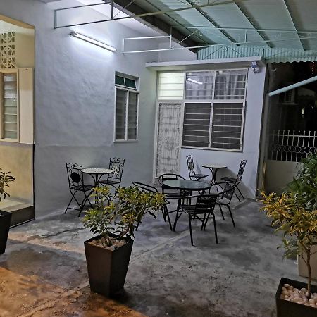 G Fortune Guest House Victoria Green George Town Exterior foto