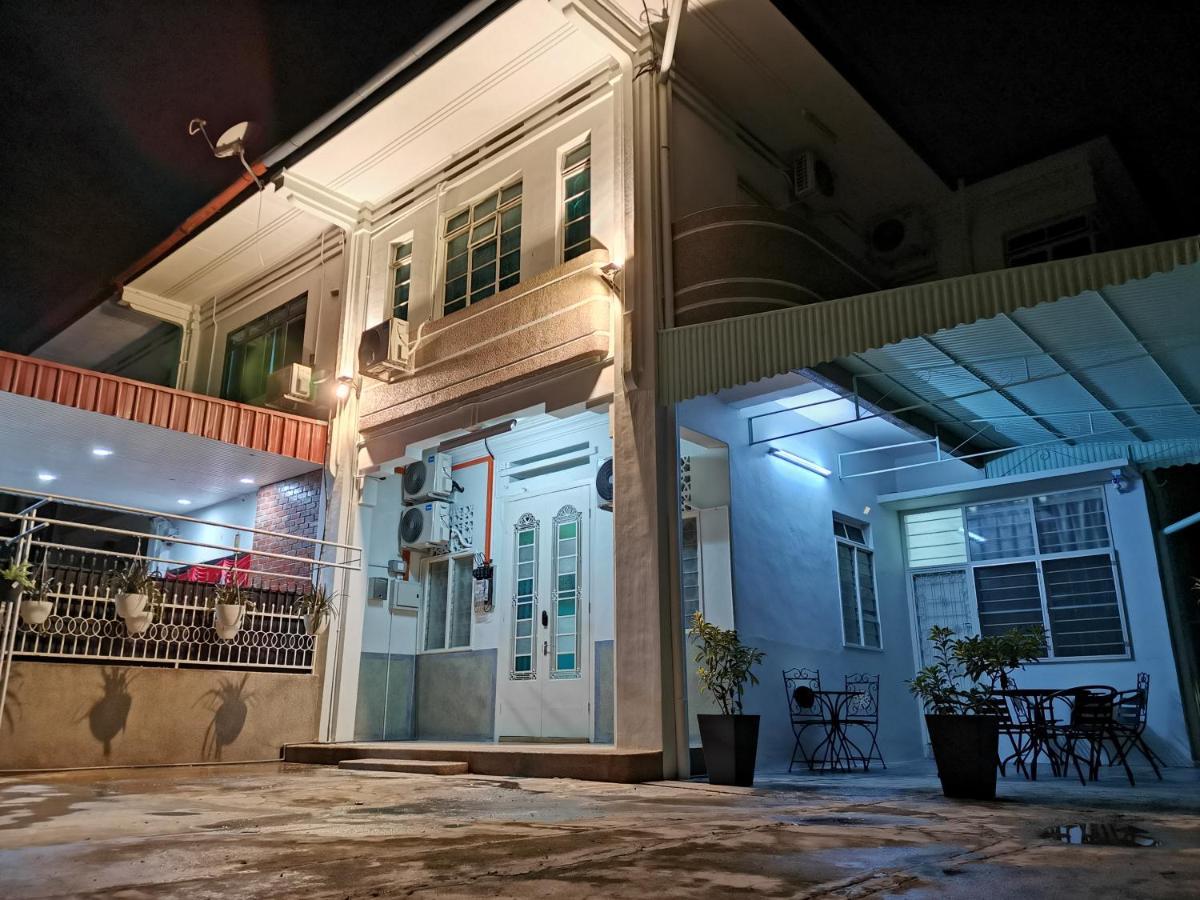 G Fortune Guest House Victoria Green George Town Exterior foto